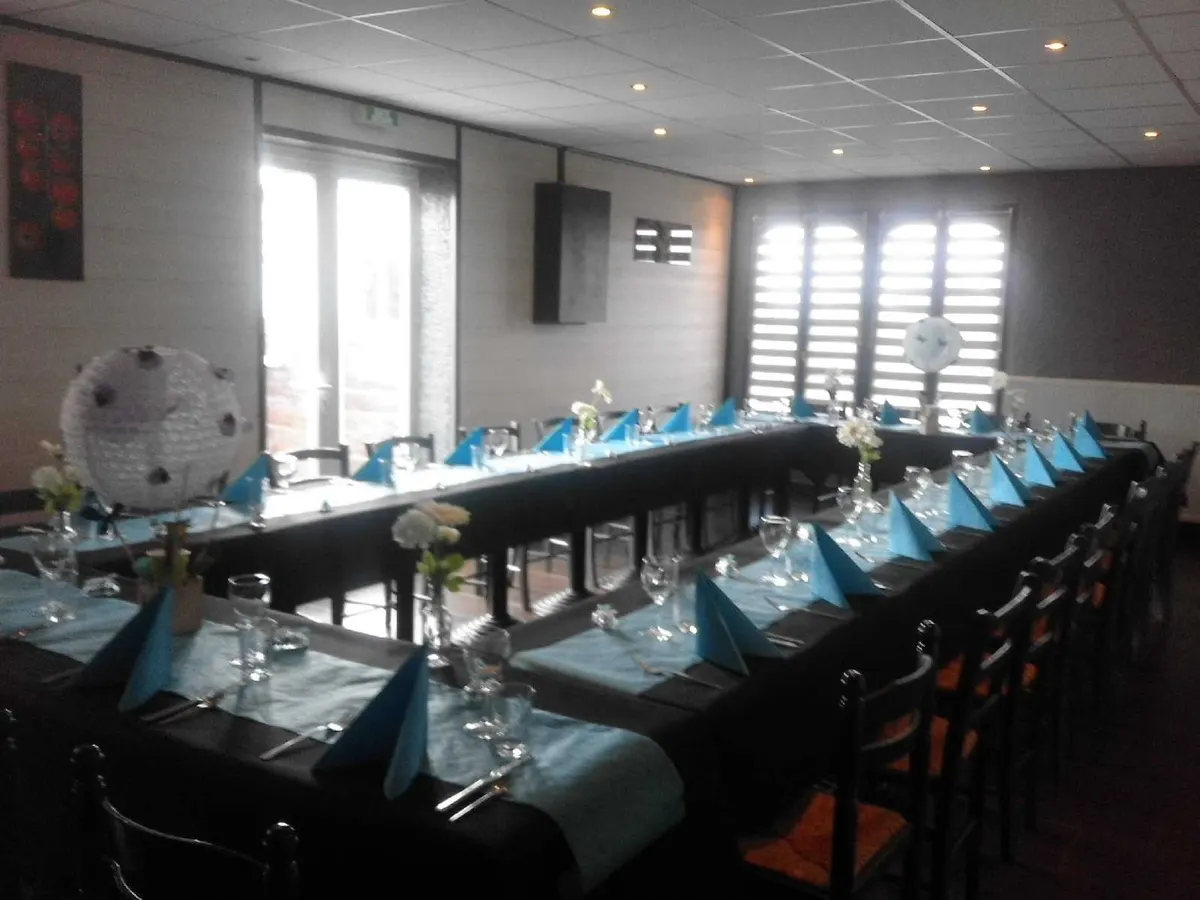 Salle de réception dressée pour un repas