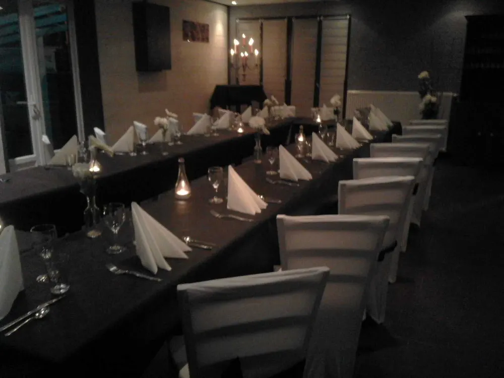Salle du restaurant dressée pour un repas