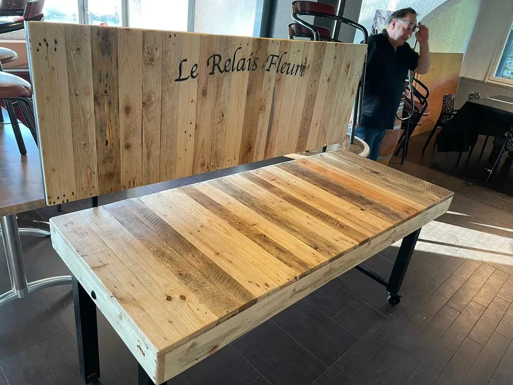 Table en bois de palette aux couleurs du Relais Fleuri